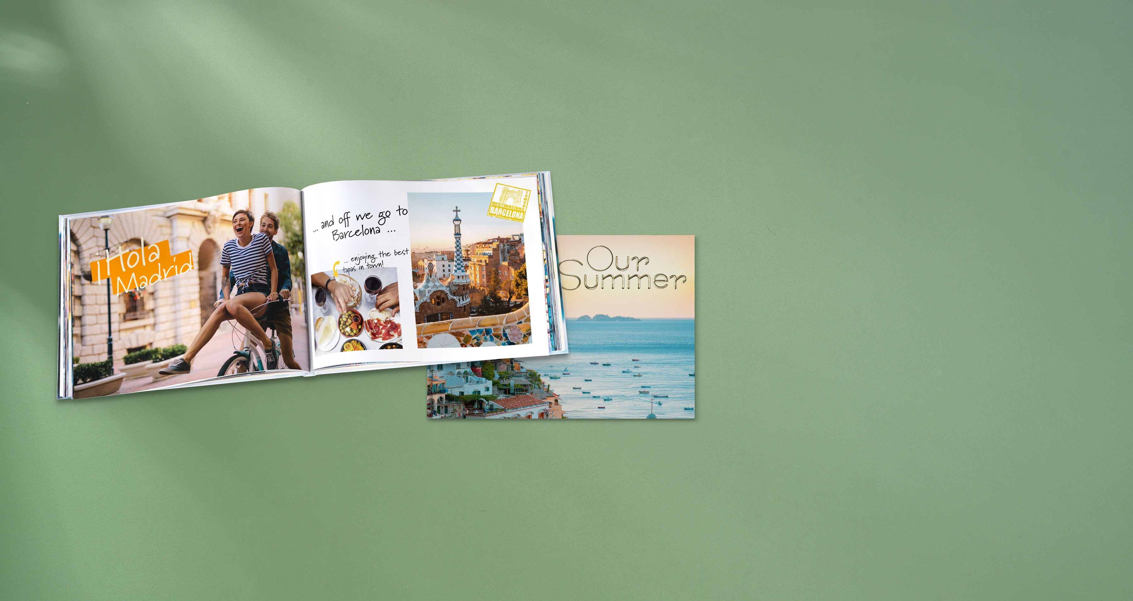 Livre photo ouvert avec des photos de voyage à Barcelone