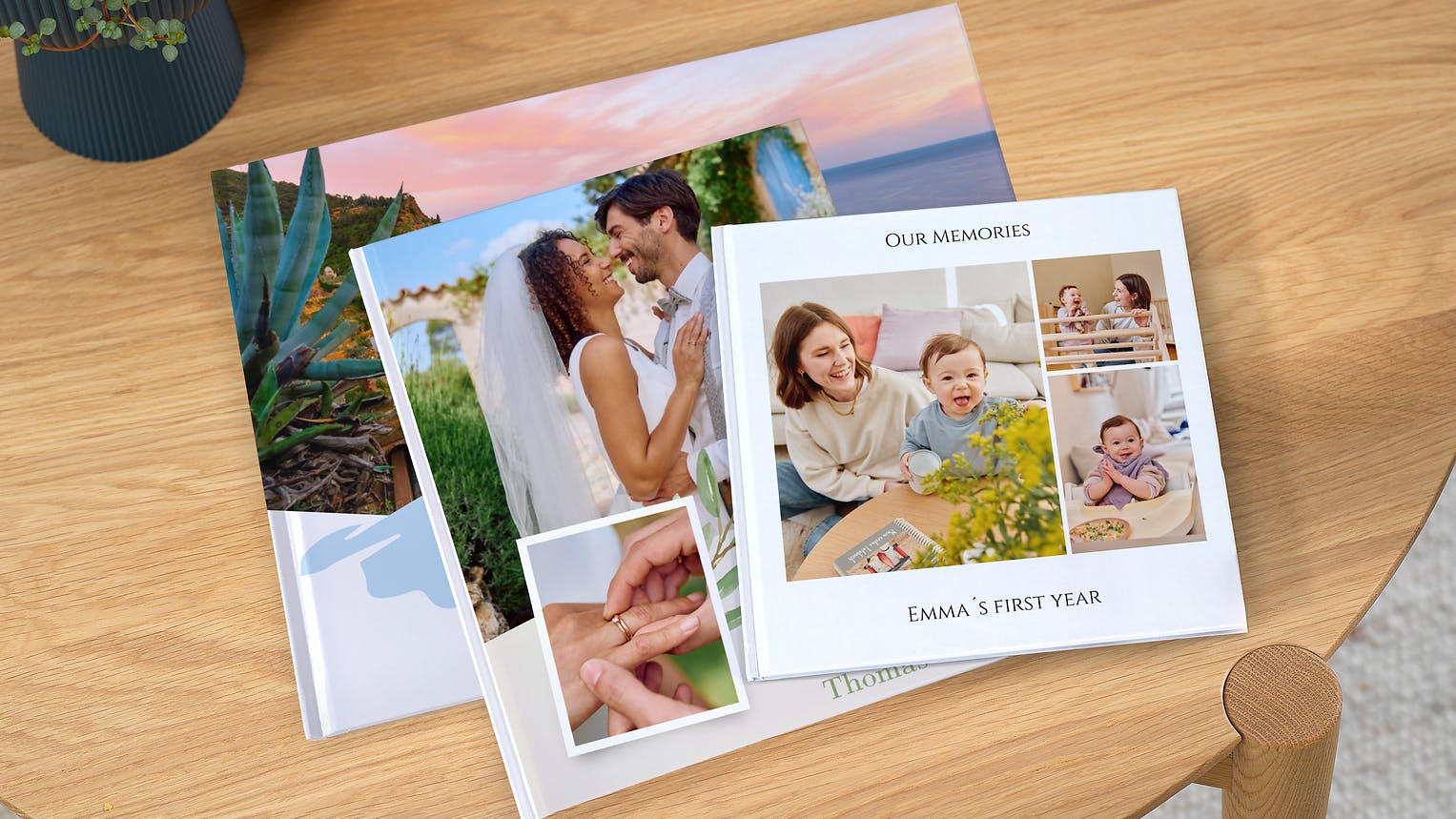 Drei Fotobücher mit kreativen Cover-Designs übereinander gestapelt