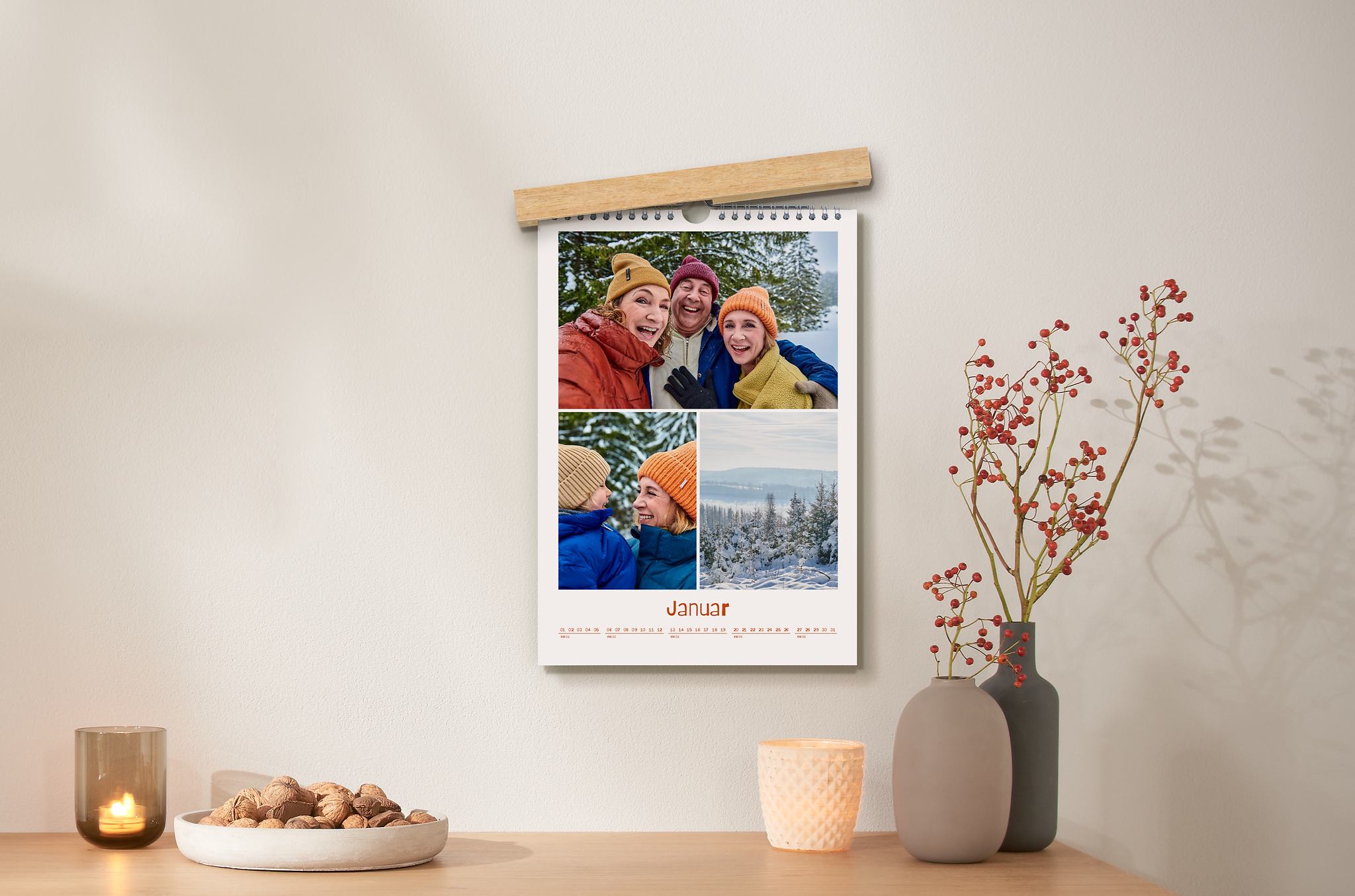 Calendrier photo A3 portrait avec cache-spirale en bois avec un pêle-mêle de photos