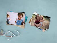 Revelados de fotos Dos montones de revelados de fotos con motivos veraniegos en un fondo azul clarito