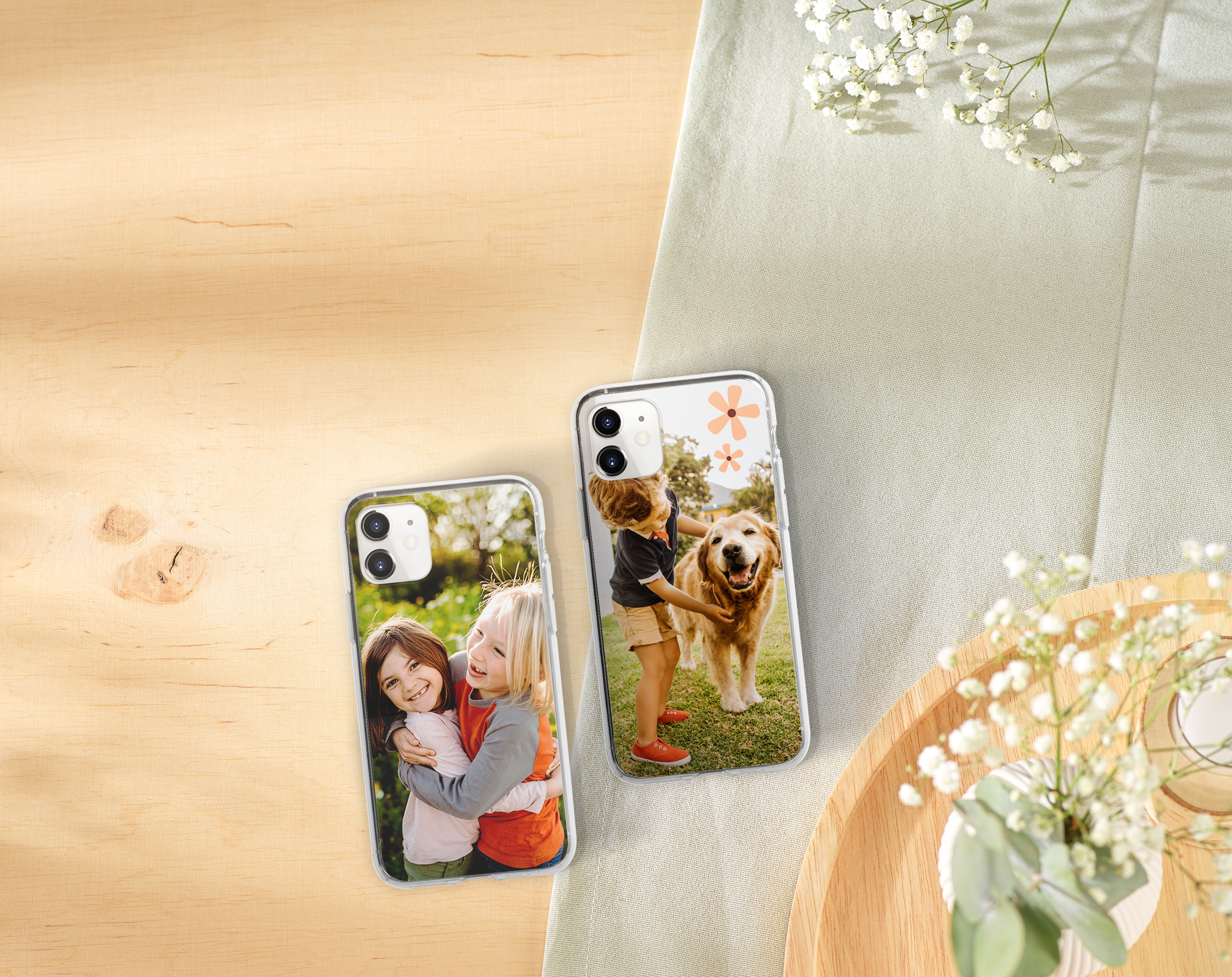 Zwei Handyhüllen sind mit Familienfotos gestaltet und liegen auf einem Tisch