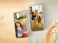 Handyhüllen mit Familienfotos - die Liebsten immer dabei Zwei Handyhüllen sind mit Familienfotos gestaltet und liegen auf einem Tisch