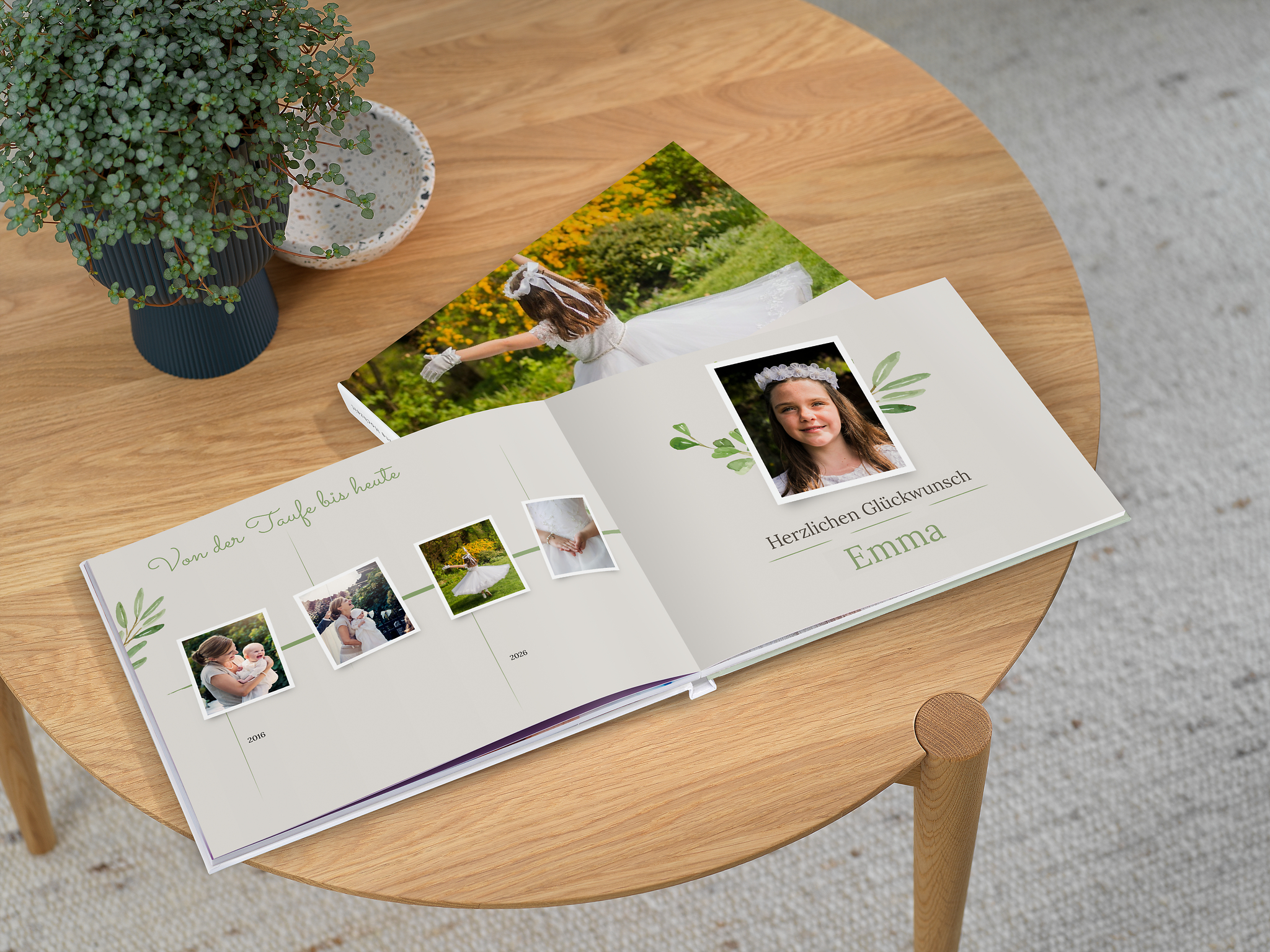 Ein aufgeschlagenes Kommunionsalbum mit passender Designvorlage liegt auf einem Tisch und zeigt Bilder vom Kommunionskind.