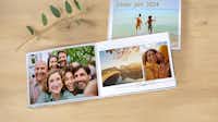 Fotobuch mit sommerlichen Cliparts Aufgeschlagenes Fotobuch mit sommerlichen Cliparts und Fotos von Freundinnen.