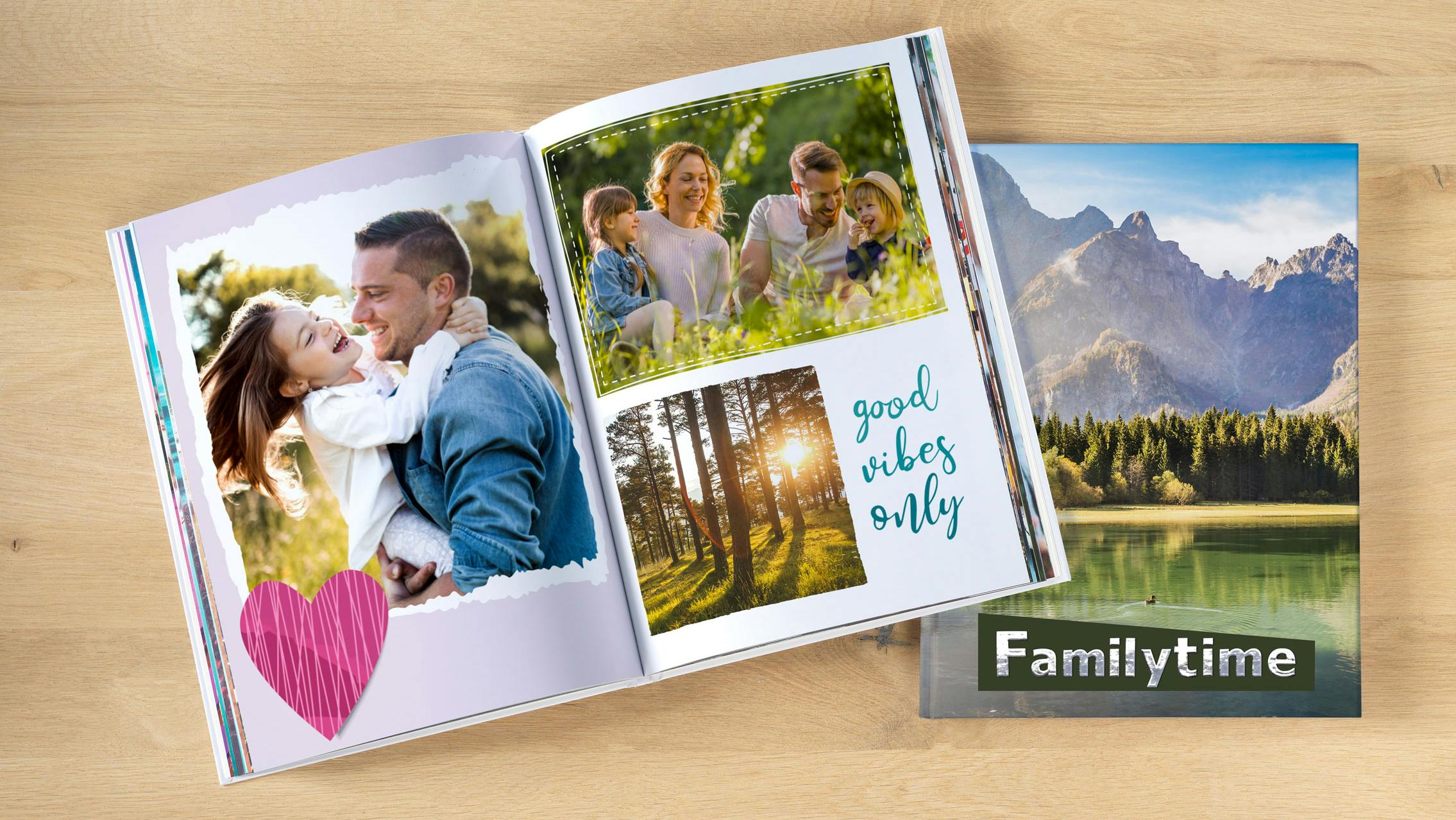 Livre photo posé sur une table en bois avec photos d'une famille dans un paysage estival
