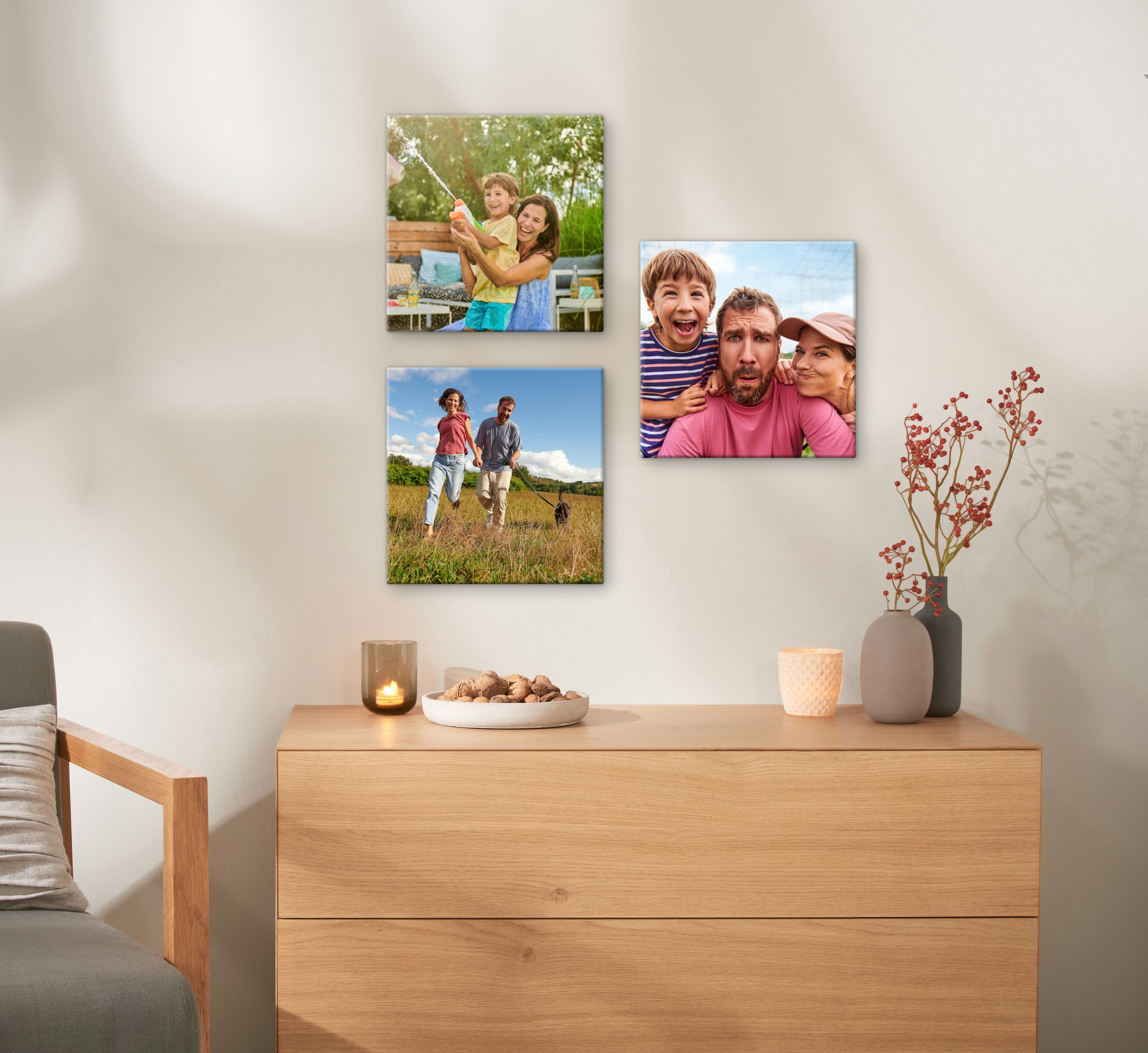 Drei Fotoleinwände im Format 30x30 cm hängen an einer Wand und zeigen sommerliche Familienbilder.