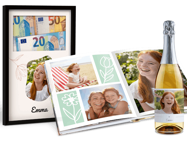 Geldcadeau in lijst, fotoboek en een fles met een etiket met het thema communie en vormsel.