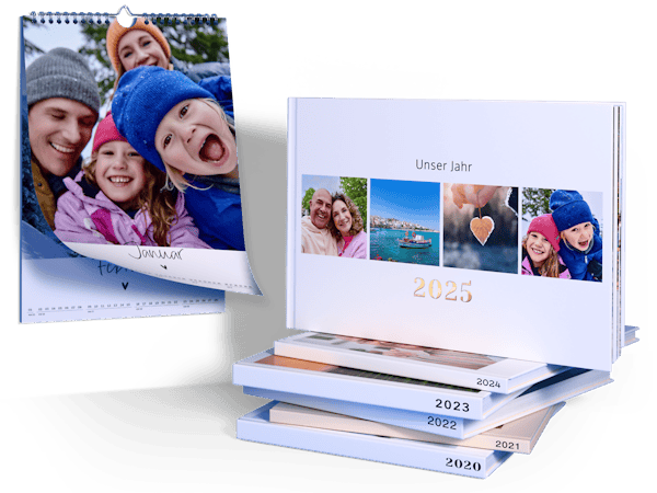 Pixum Fotokalender für 2026 mit einem winterlichen Familienfoto, ein aufgeschlagenes Pixum Fotobuch mit Winterbildern aus Österreich und ein Fotobuch Cover als Jahrbuch von 2025
