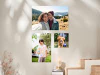 Pixum Fotoposter bestellen Mehrere Fotoposter mit Familienfotos hängen an einer Wand