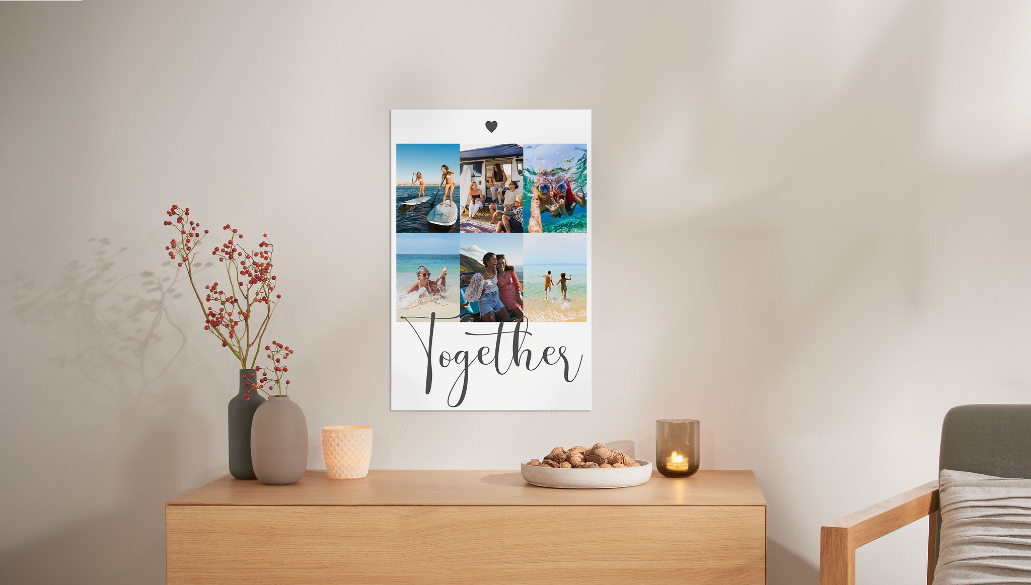 Über einer Kommode hängt ein Fotoposter mit einer Fotocollage mit Fotos einer Freundesgruppe. Die Collage besteht aus sechs Fotos. Über den Fotos ist ein kleines schwarzes Herz platziert, darunter steh in großer schwarzer Schrift "Together".