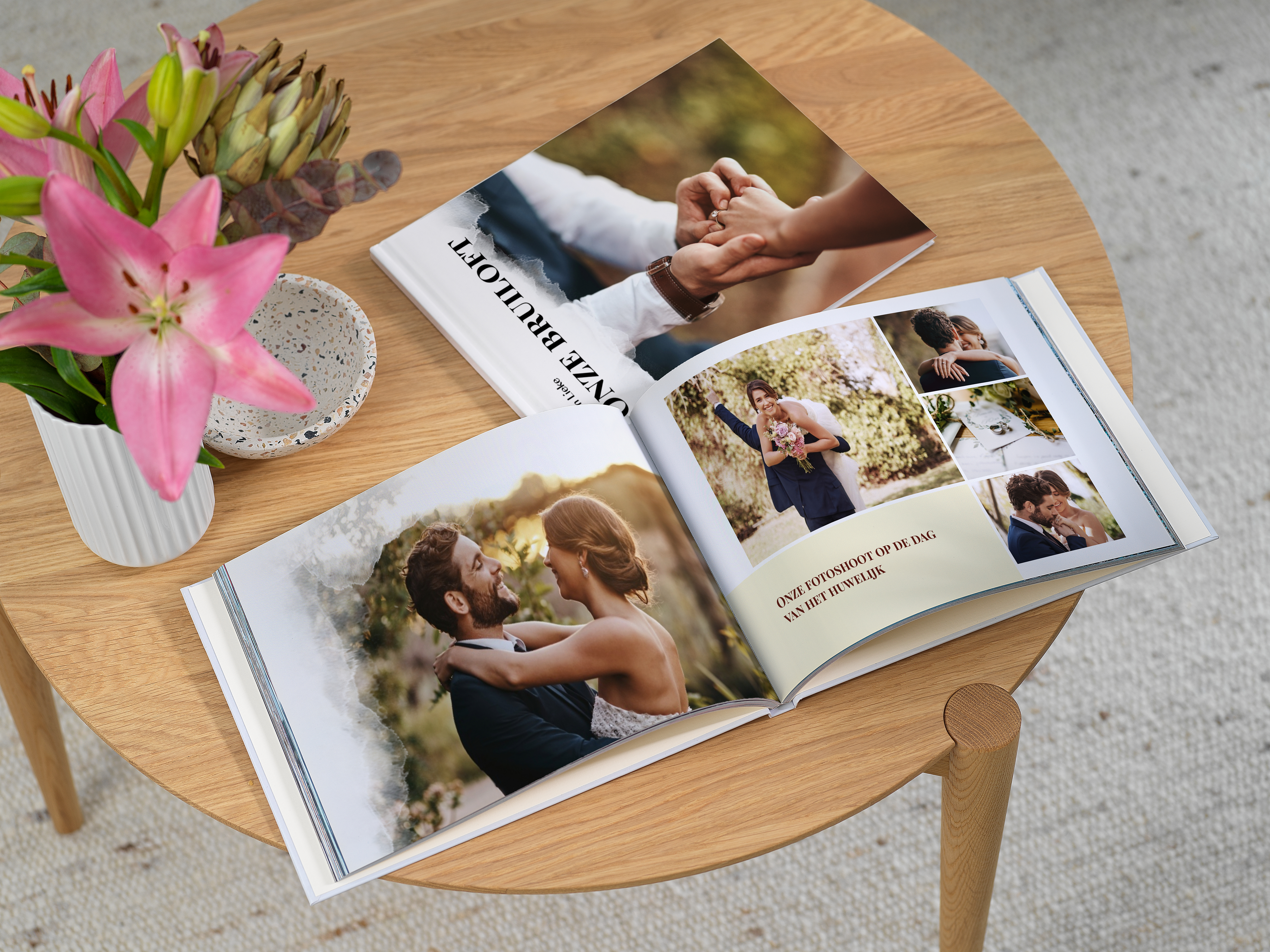 Opengesclagen fotoboek als trouwalbum met tekst en foto's van het huwelijkspaar.