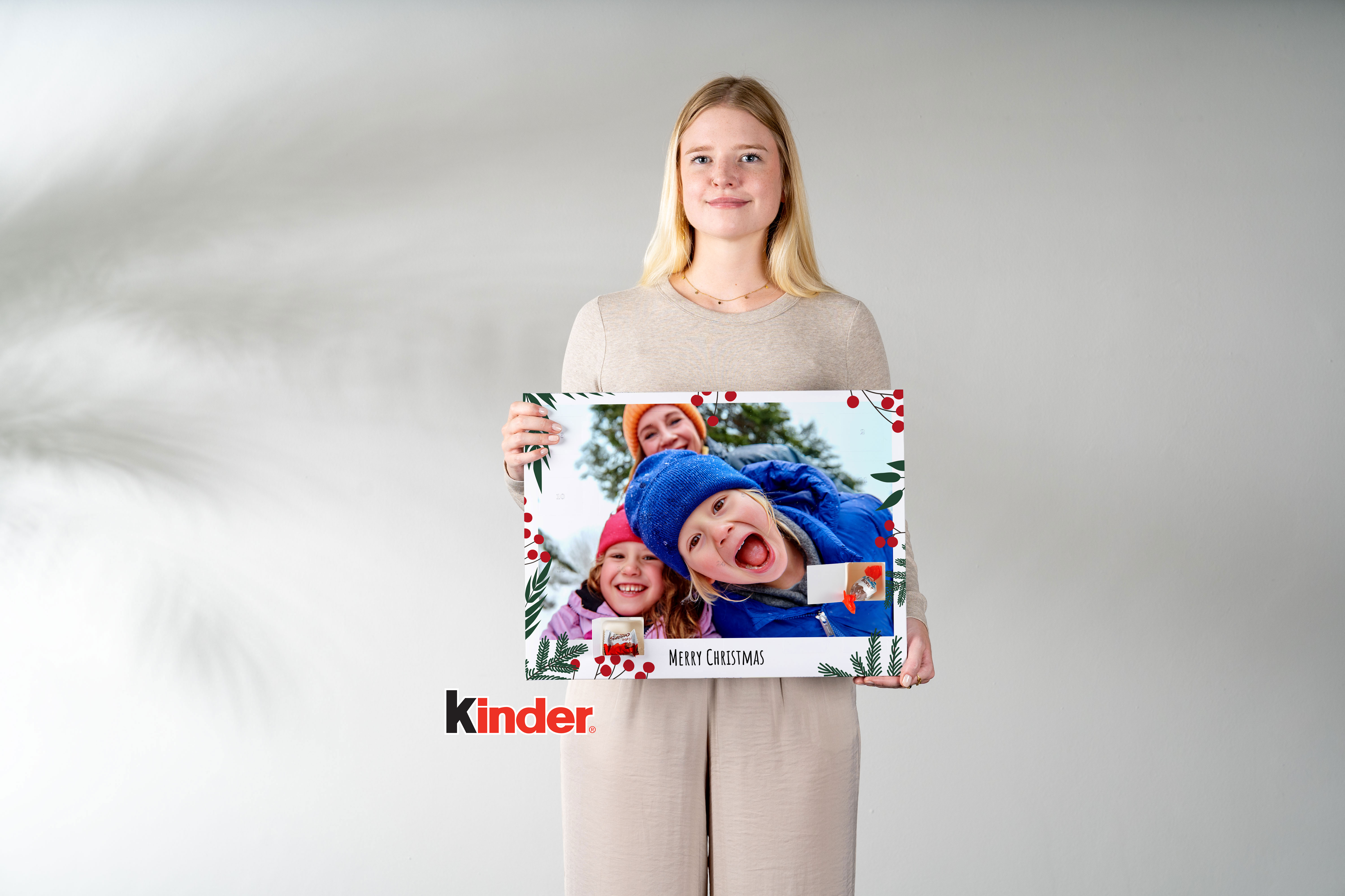 Foto-Adventskalender mit Schokolade in der Hand gehalten