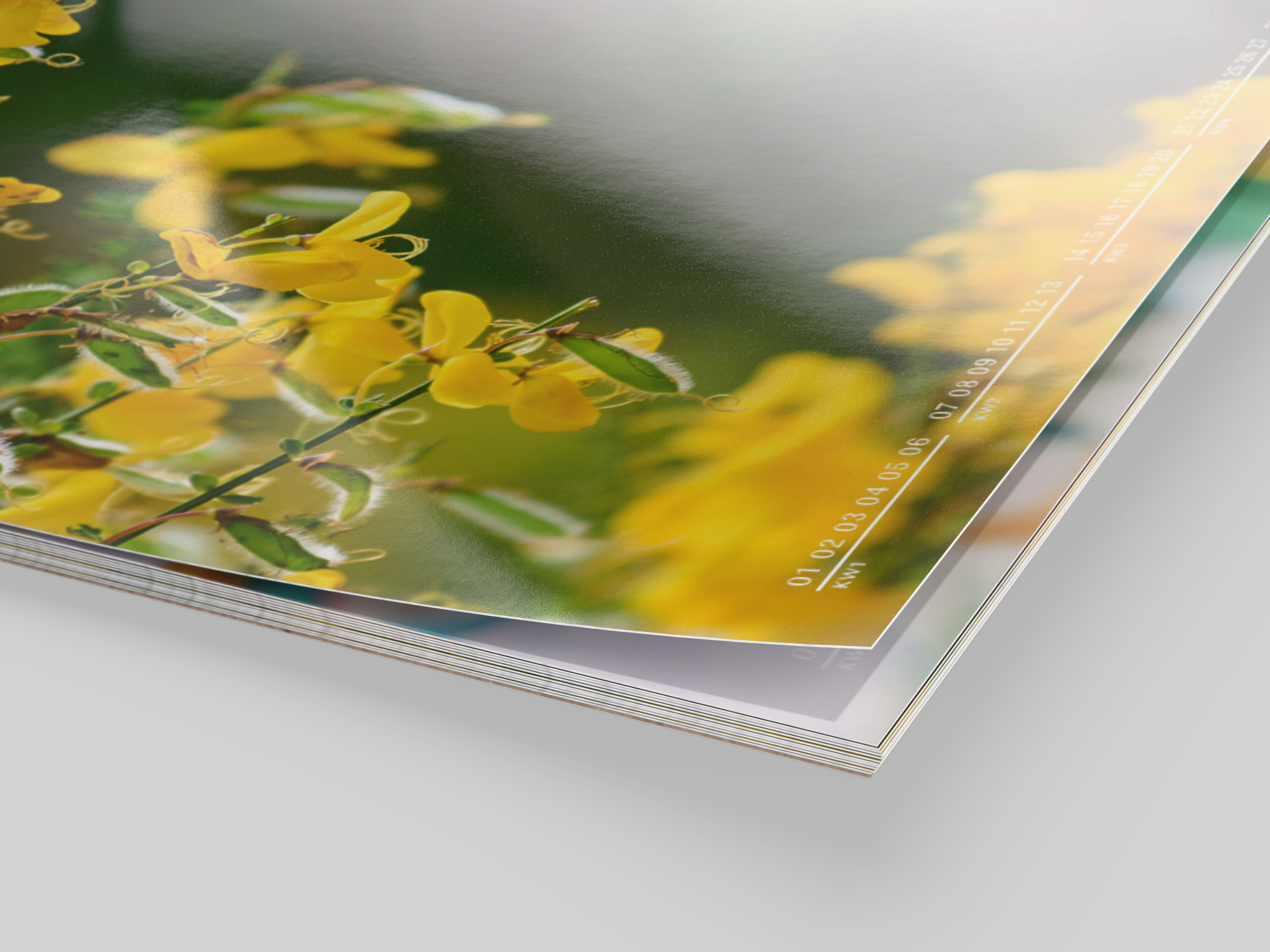 Calendario personalizzato con motivi floreali gialli e carta premium satinata 100% reciclata