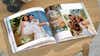 Pixum Fotobuch im Hochformat mit Hochzeitsfotos auf einem Holztisch liegend