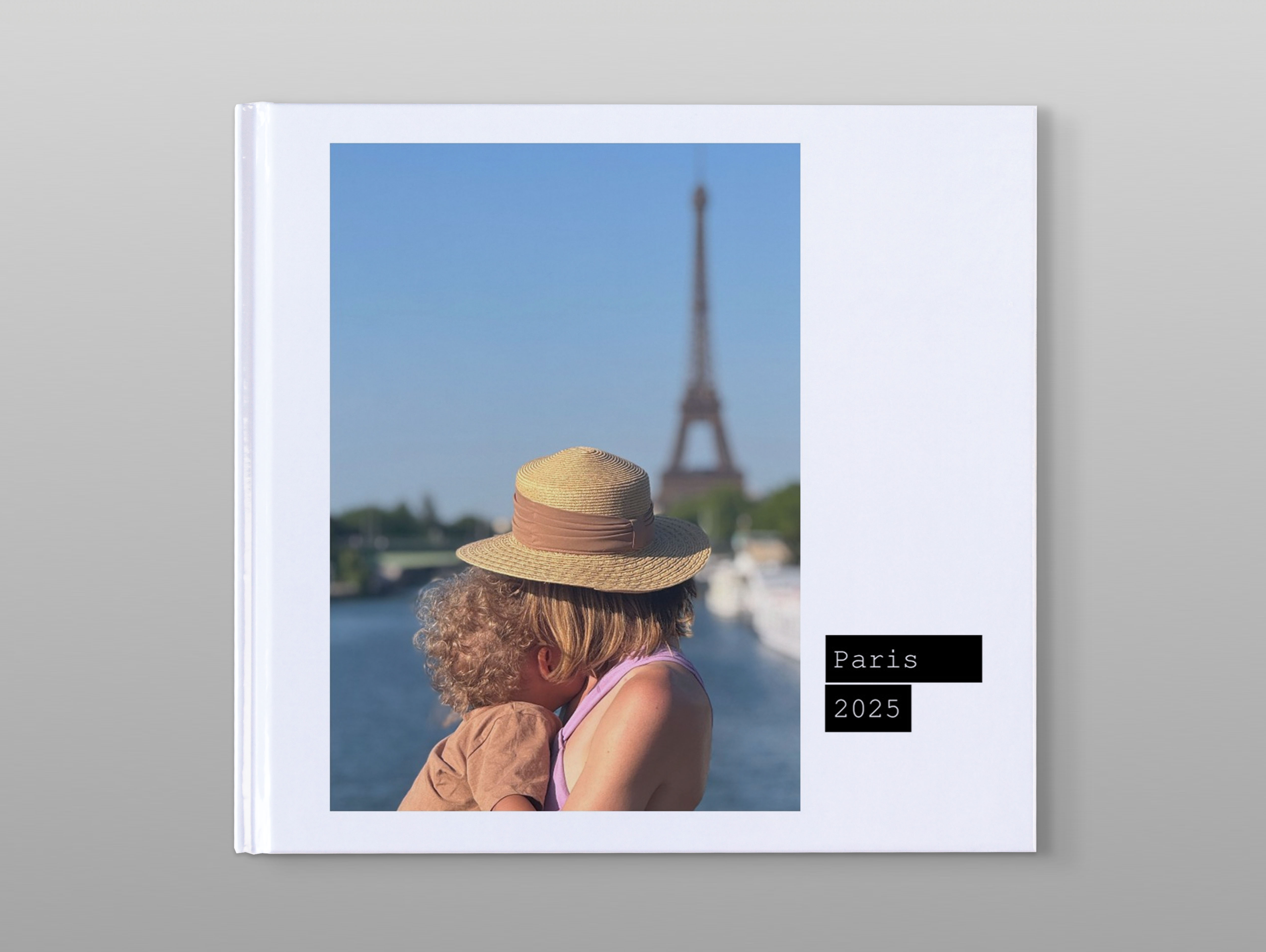 Cover eines Pixum Fotobuch Kundenbeispiels von Paris vor grauem Hintergrund