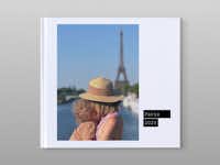 Pixum Fotobuch Kundenbeispiel von Paris Cover eines Pixum Fotobuch Kundenbeispiels von Paris vor grauem Hintergrund