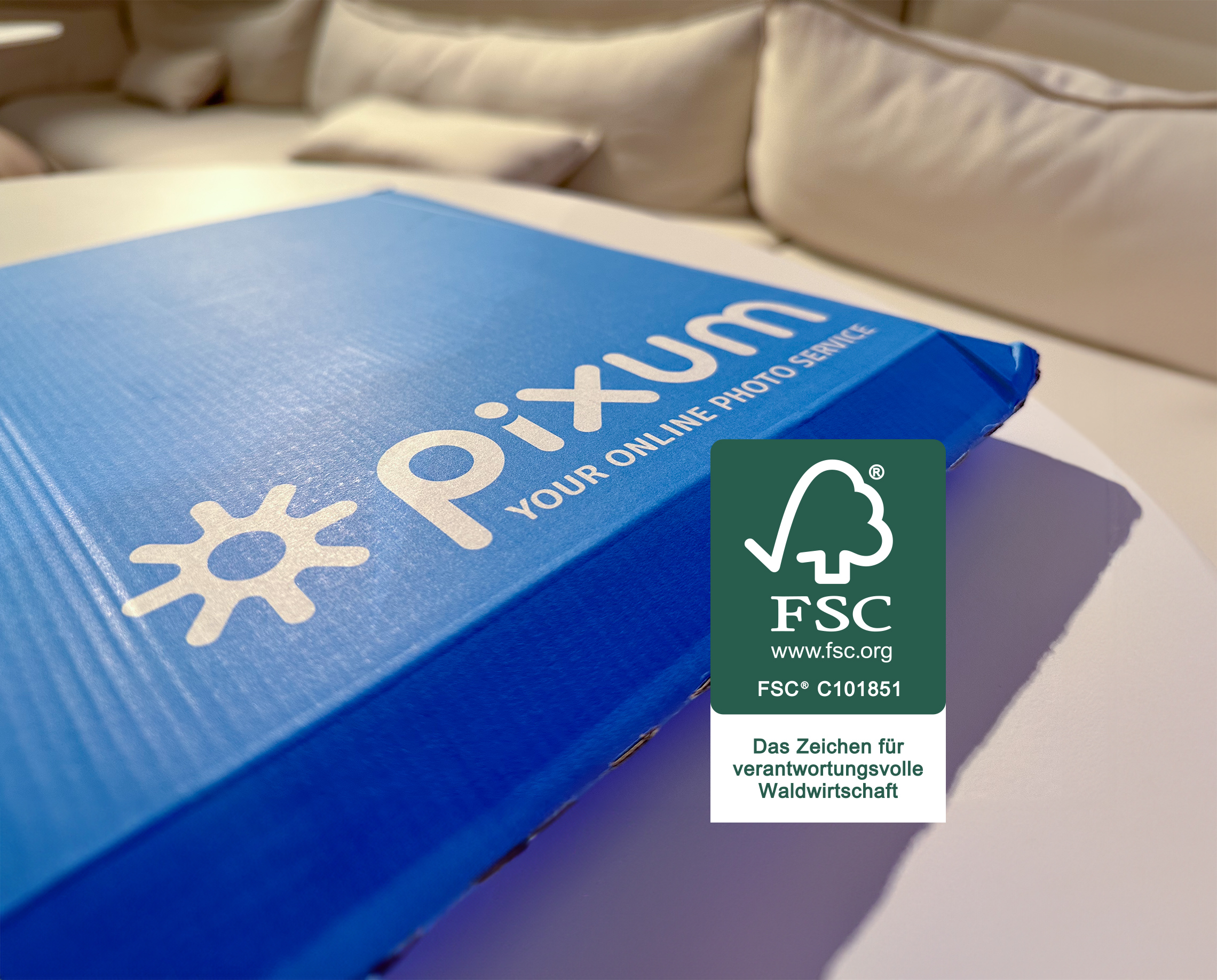 FSC-zertifizierte Versandverpackung mit Pixum Logo