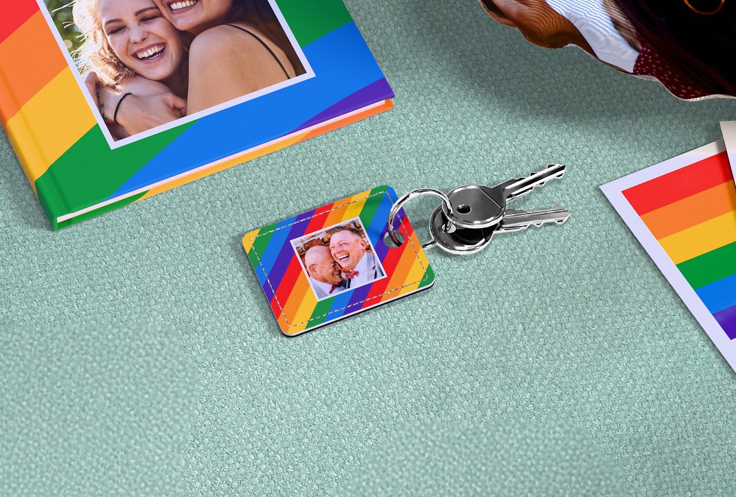 Foto-Schlüsselanhänger mit einem Regenbogen-Design und einem Pärchenfoto