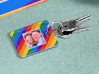 Schlüsselanhänger mit "True Colors" Design Foto-Schlüsselanhänger mit einem Regenbogen-Design und einem Pärchenfoto