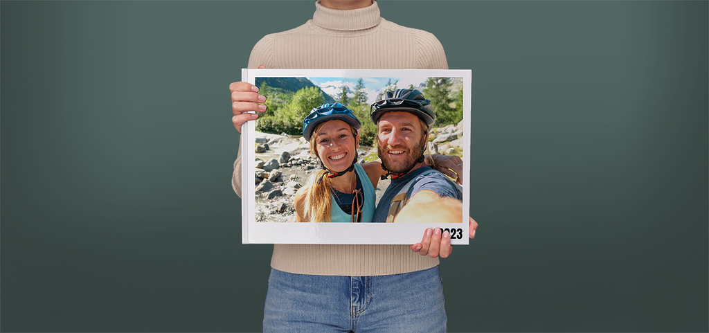 Pixum Fotobuch XXL im Querformat mit dem Selfie von Mountainbikern auf dem Cover