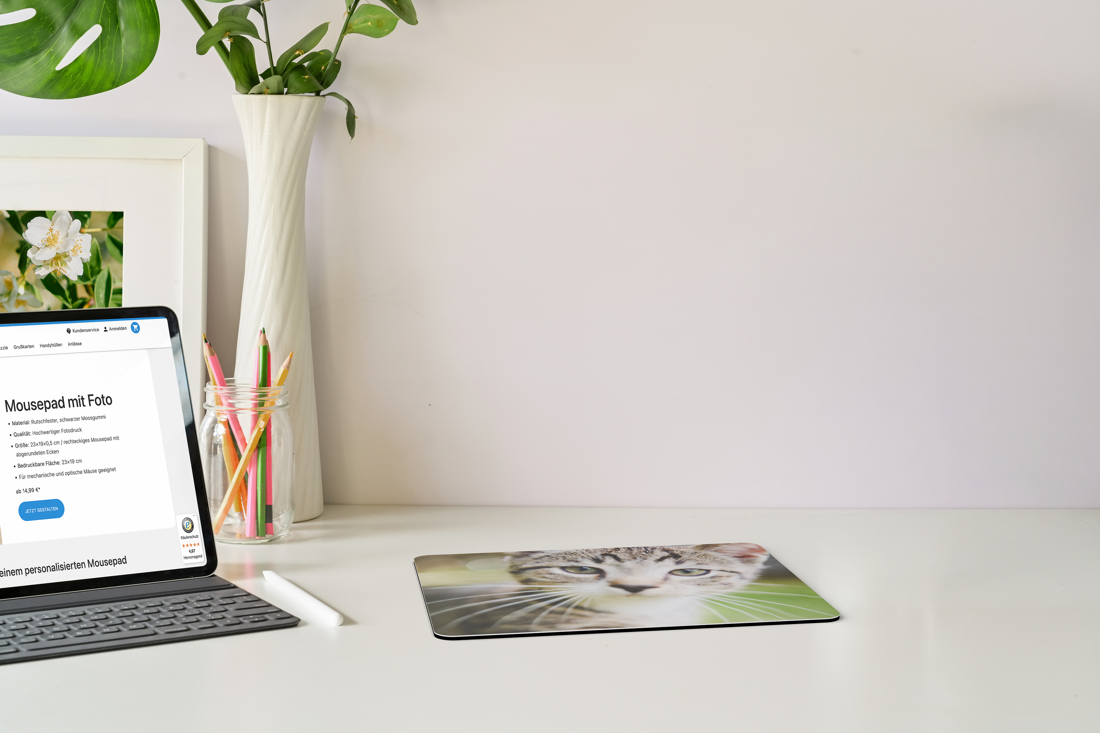 Ein Foto-Mousepad mit einem Katzenfoto liegt auf einem Schreibtisch.