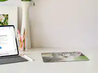 Foto-Mousepad fürs Büro gestalten Ein Foto-Mousepad mit einem Katzenfoto liegt auf einem Schreibtisch.