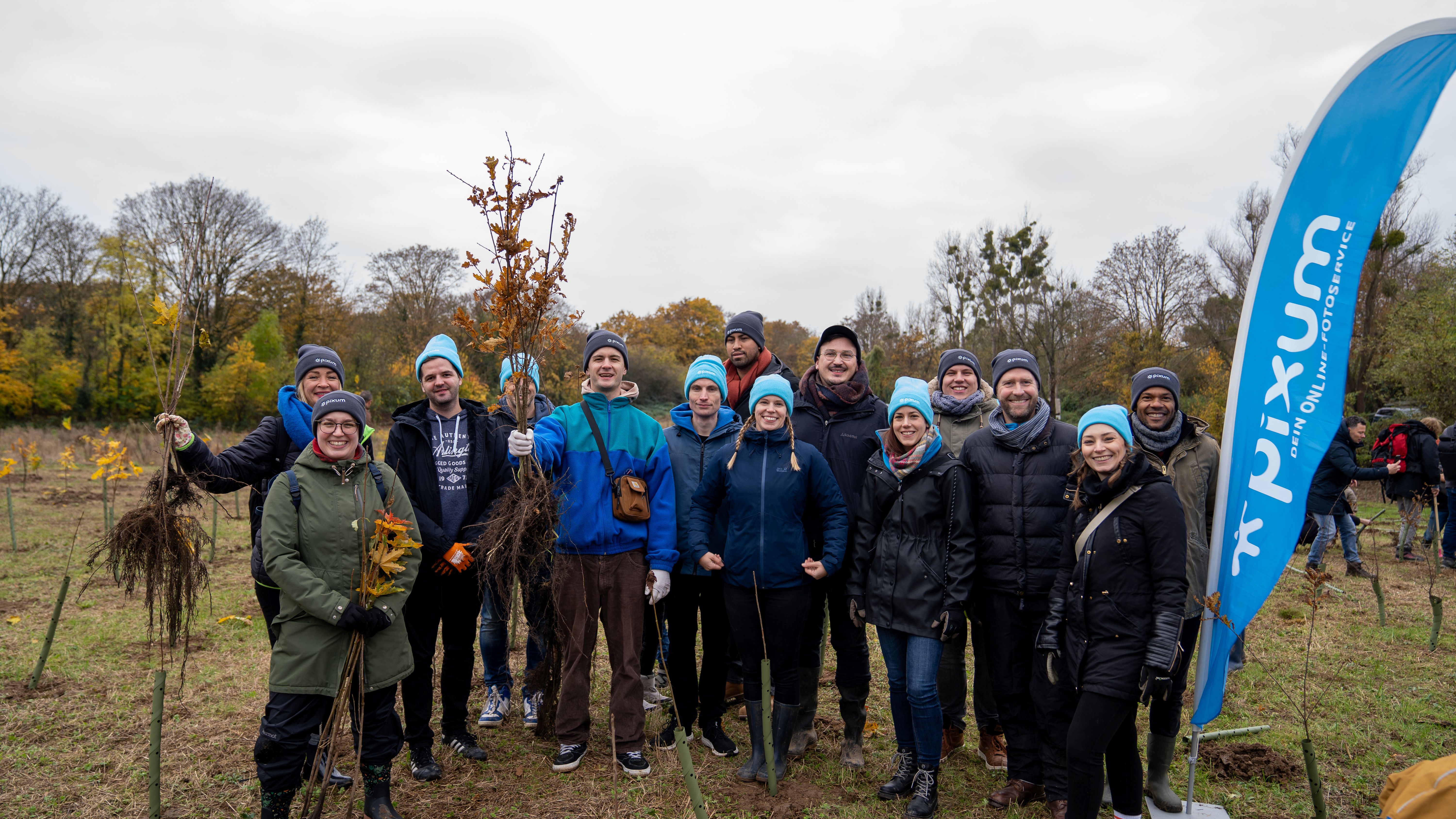 Foto von Pixum Mitarbeitenden bei der Baumpflanzaktion 2024 der Initiative "Ein Wald für Köln"