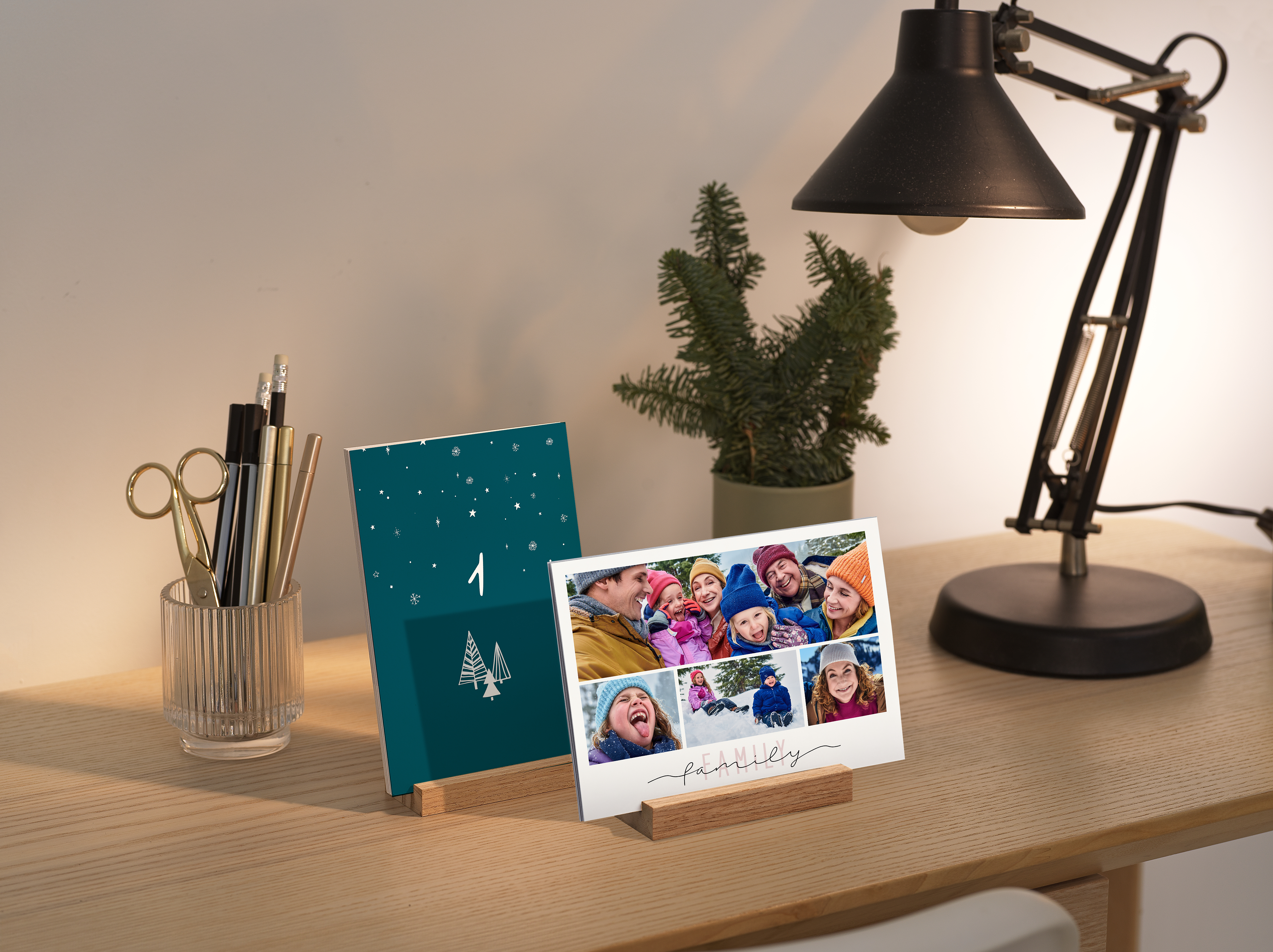 Tisch-Adventskalender mit Cliparts verziert auf einer Kommode 