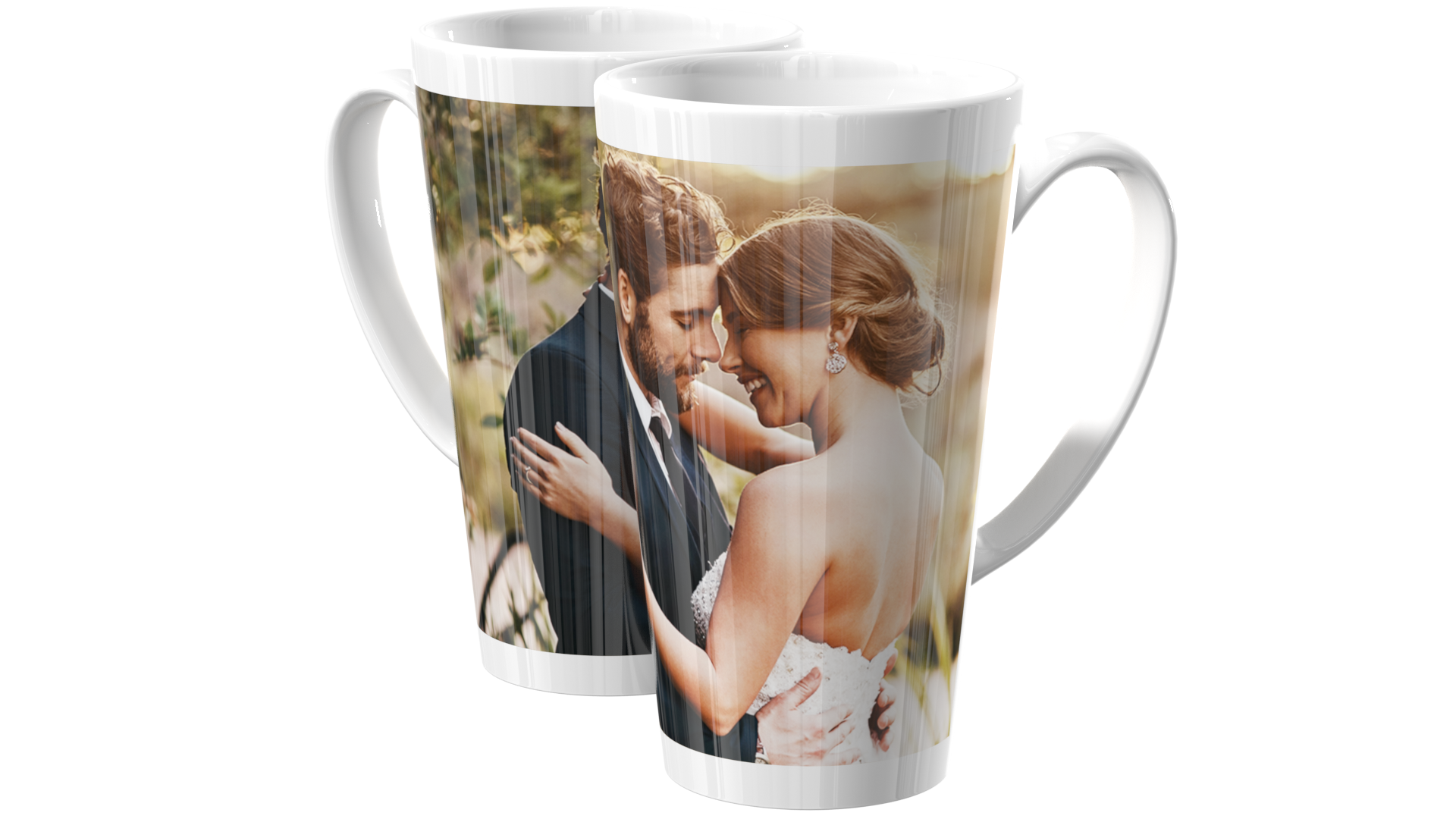 Großer Foto-Kaffeebecher mit dem Bild eines glücklichen Brautpaares.