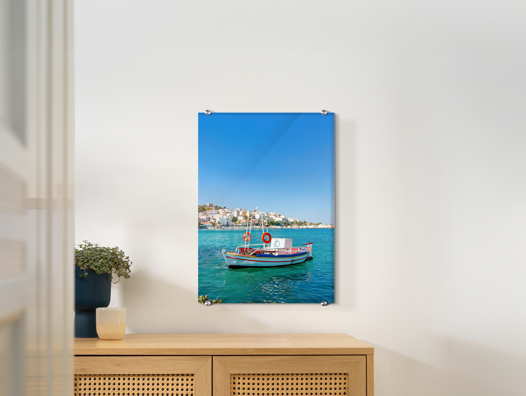 Ein Wandbild aus Acrylglas hängt an einer Wand. Darauf ist ein Urlaubsmotiv abgebildet.