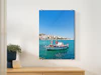Foto hinter Acrylglas als Wandbild gestalten Ein Wandbild aus Acrylglas hängt an einer Wand. Darauf ist ein Urlaubsmotiv abgebildet.