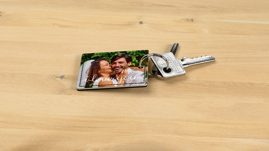 Llavero rectangular de cuero vegano con una foto de una pareja.