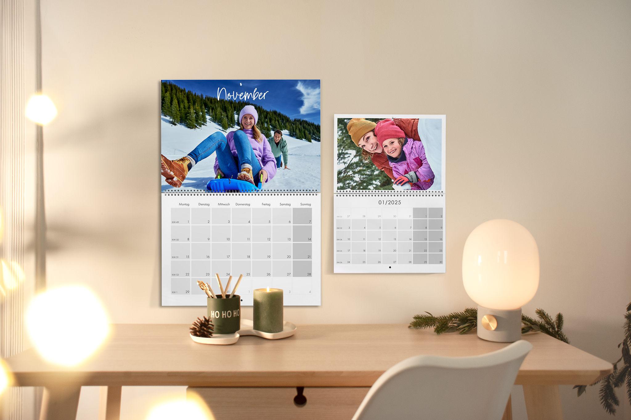 Klappkalender mit winterlichen Motiven von einer Familie an einer Wand über