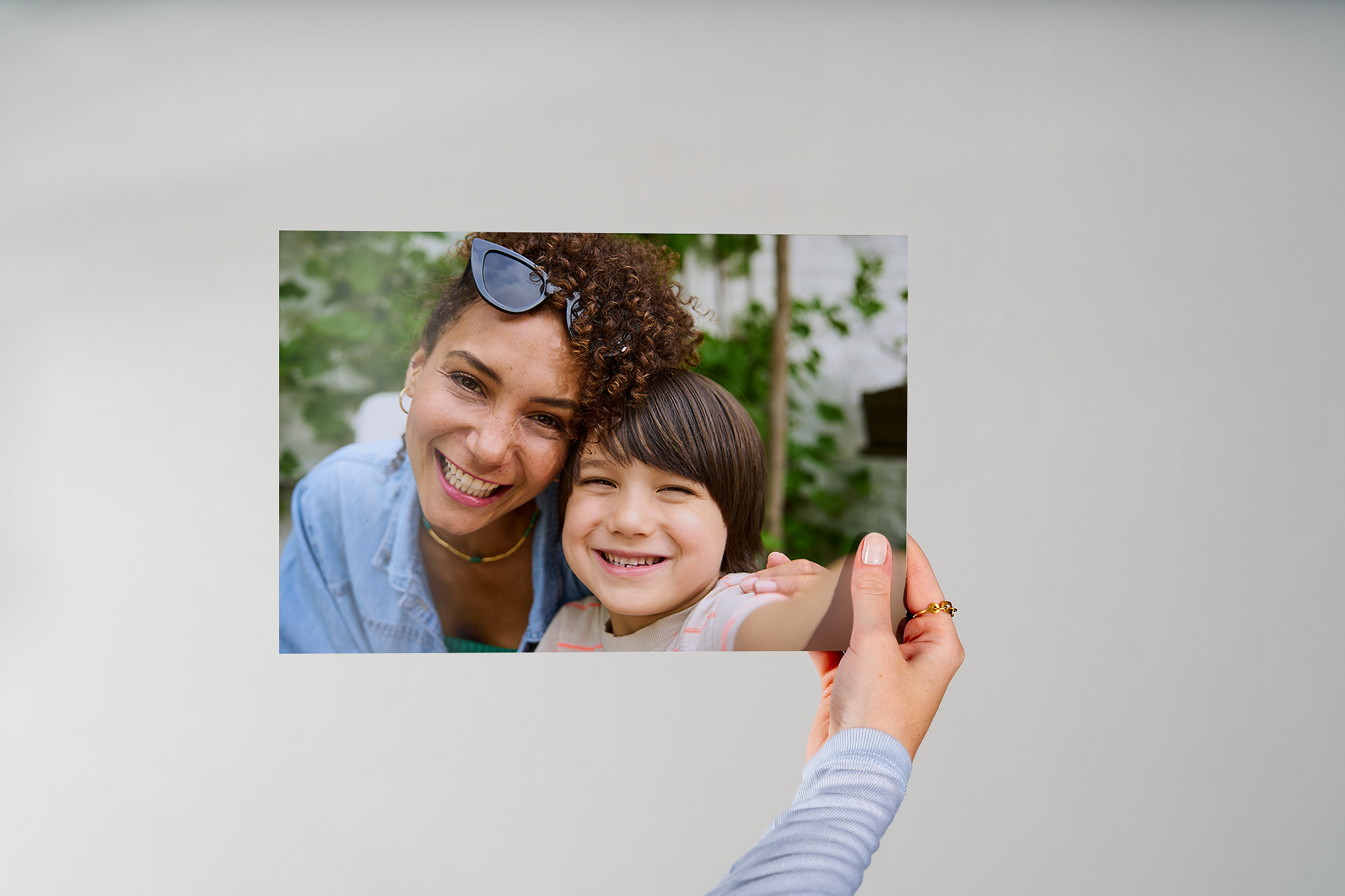 Fotoafdruk van 20x30 cm met daarop een moeder en haar zoon.