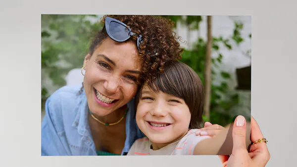 Fotoafdruk 20x30 cm (≈A4) Fotoafdruk van 20x30 cm met daarop een moeder en haar zoon.