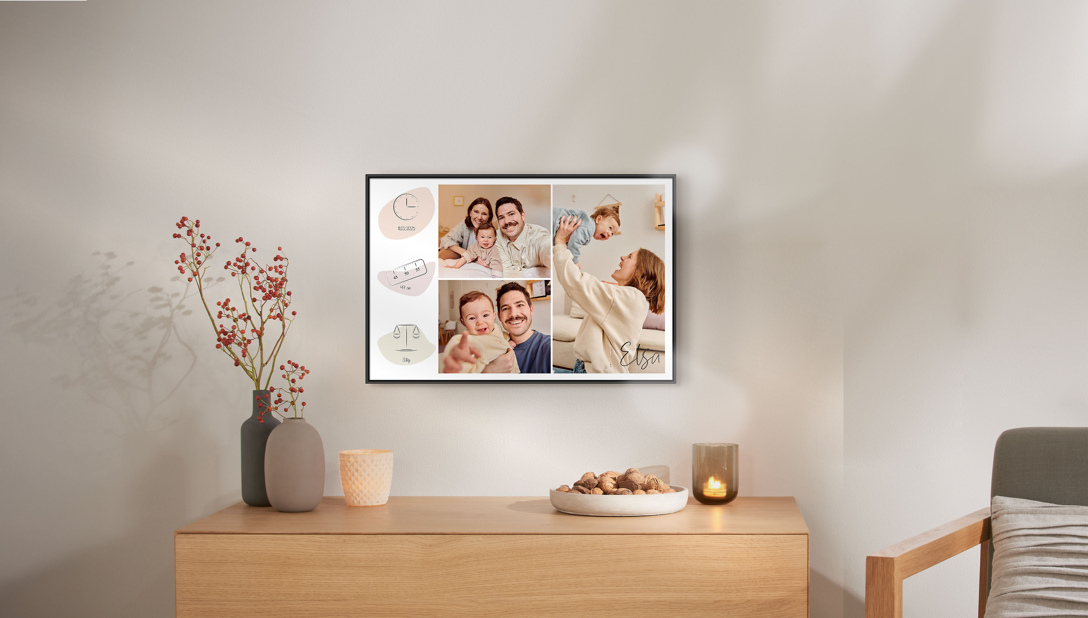 Poster photo encadré avec des photos d'une famille avec leur bébé. Les informations du bébé à la naissance sont écritent.