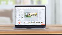 Pixum Fotowelt Software Ein Laptop auf einem Holztisch zeigt die Gestaltung eines Fotobuchs mit frühlingshaften Motiven und Clip-Arts im Bearbeitungsprogramm.