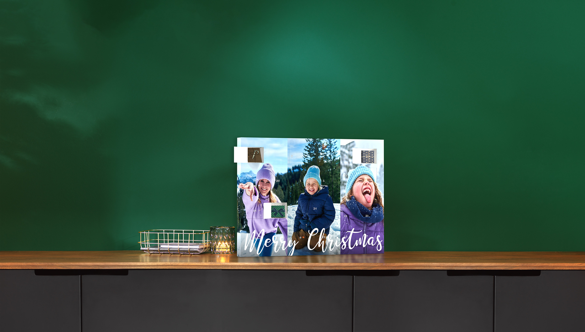 Selbstbefüllbarer Foto-Adventskalender der als Collage aus drei Fotos gestaltet wurde und den Schriftzug "Merry Christmas" zeigt.
