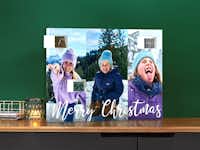 Selbstbefüllbarer Foto-Adventskalender mit Foto-Collage Selbstbefüllbarer Foto-Adventskalender der als Collage aus drei Fotos gestaltet wurde und den Schriftzug "Merry Christmas" zeigt.