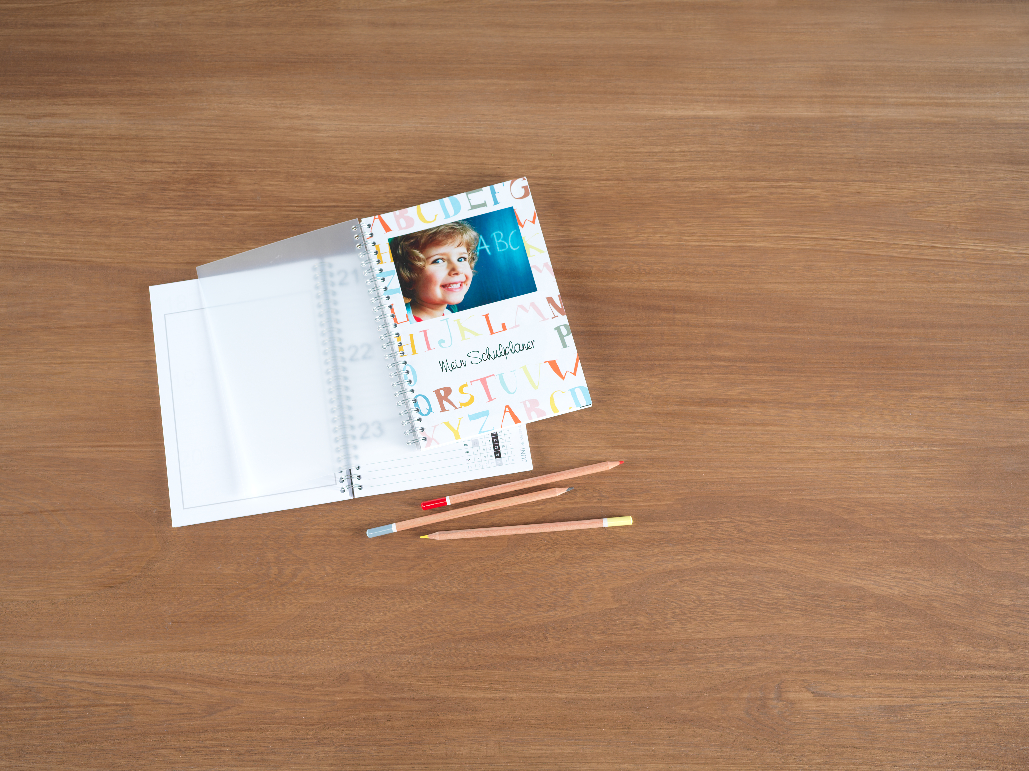 Gepersonaliseerde agenda op een tafel met pennen