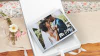 Coffret cadeau Pxium  Livre photo personnalisé avec photos de mariage dans un coffret cadeau en toile grise