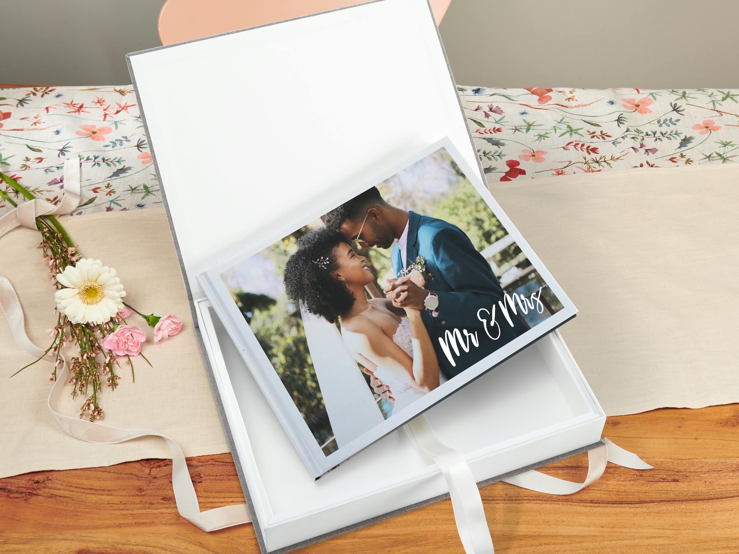 Livre photo personnalisé avec photos de mariage dans un coffret cadeau en toile grise