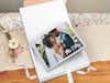 Livre photo personnalisé avec photos de mariage dans un coffret cadeau en toile grise