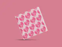 Fotobuch zum Muttertag gestalten Eine Person hält ein Fotobuch in der Hand. Dieses ist mit rosafarbenen Elementen zum Muttertag gestaltet.