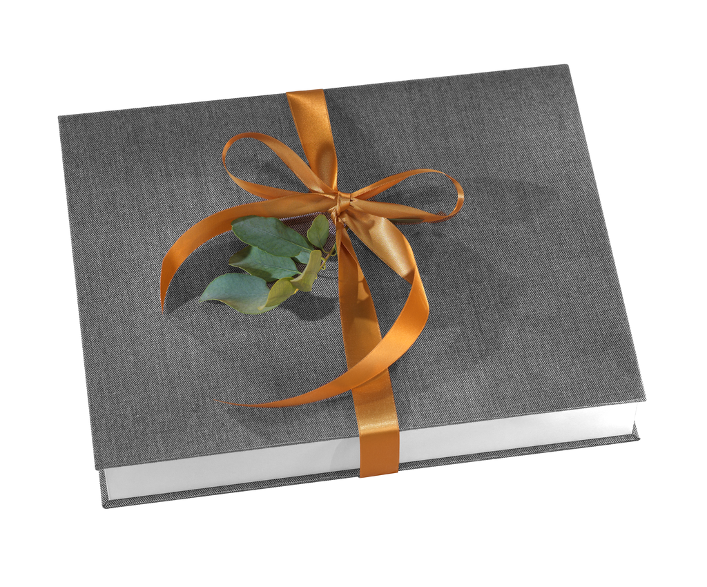 Pixum Fotobuch Geschenkbox geschlossen mit Verzierung