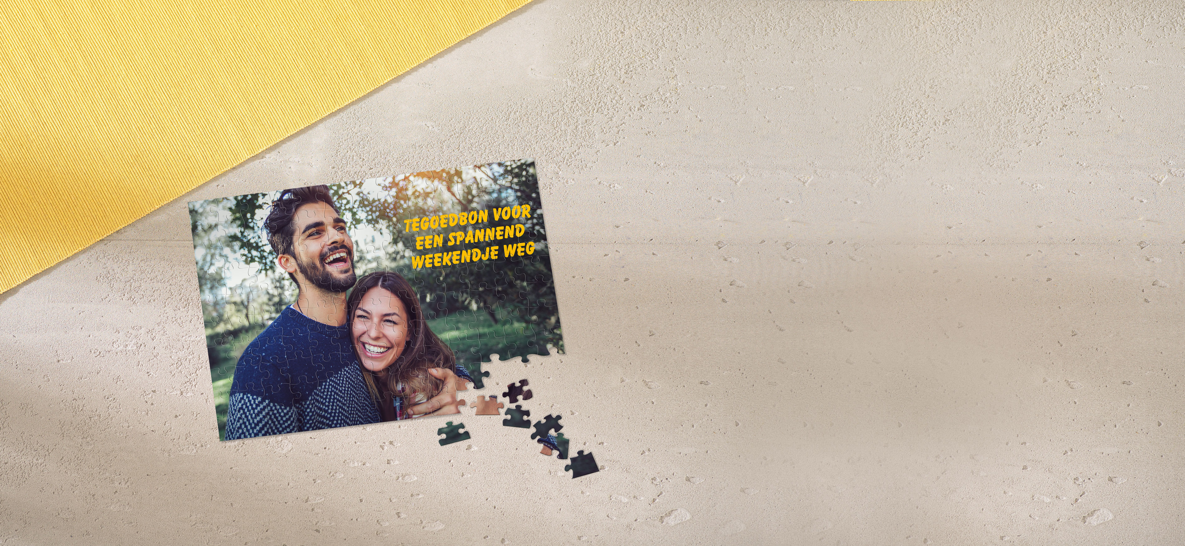 Een deels voltooide puzzel met daarop de tekst "tegoedbon voor een spannend weekendje weg".