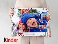 Foto-Adventskalender mit Fototürchen und Schokolade bestellen Foto-Adventskalender mit Schokolade von Tonys Chocolonely in der Hand gehalten