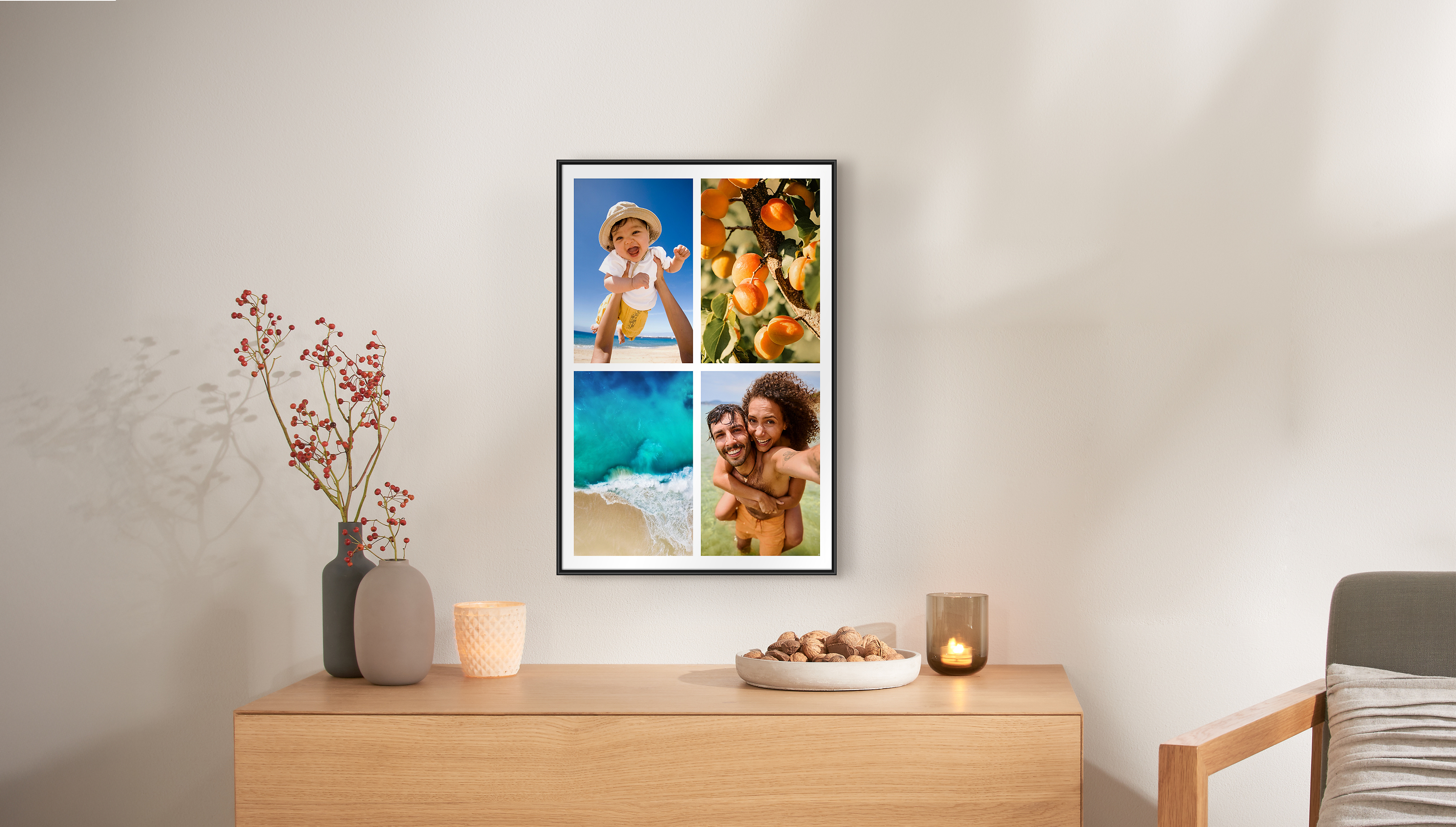 Ein Fotoposter im einem schwarzen Rahmen hängt über einer Kommode. Das Fotoposter zeigt eine Collage aus Familienbildern.