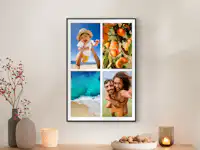 Fotoposter im Rahmen mit Fotocollage aus Familienbildern Ein Fotoposter im einem schwarzen Rahmen hängt über einer Kommode. Das Fotoposter zeigt eine Collage aus Familienbildern.