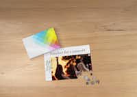 Puzzle come buono per un evento insieme Puzzle come buono per un concerto con la foto di due amiche ad un festival